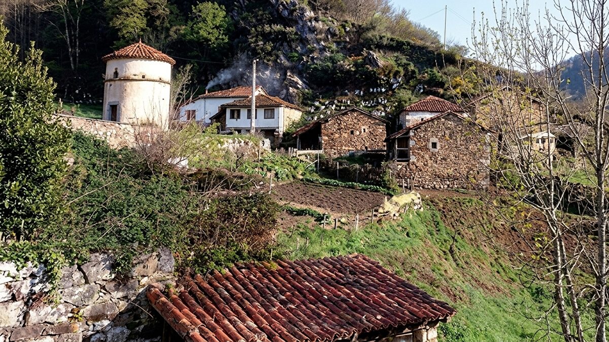 Se vende una aldea en Asturias con iglesia, cementerio y 14 casas