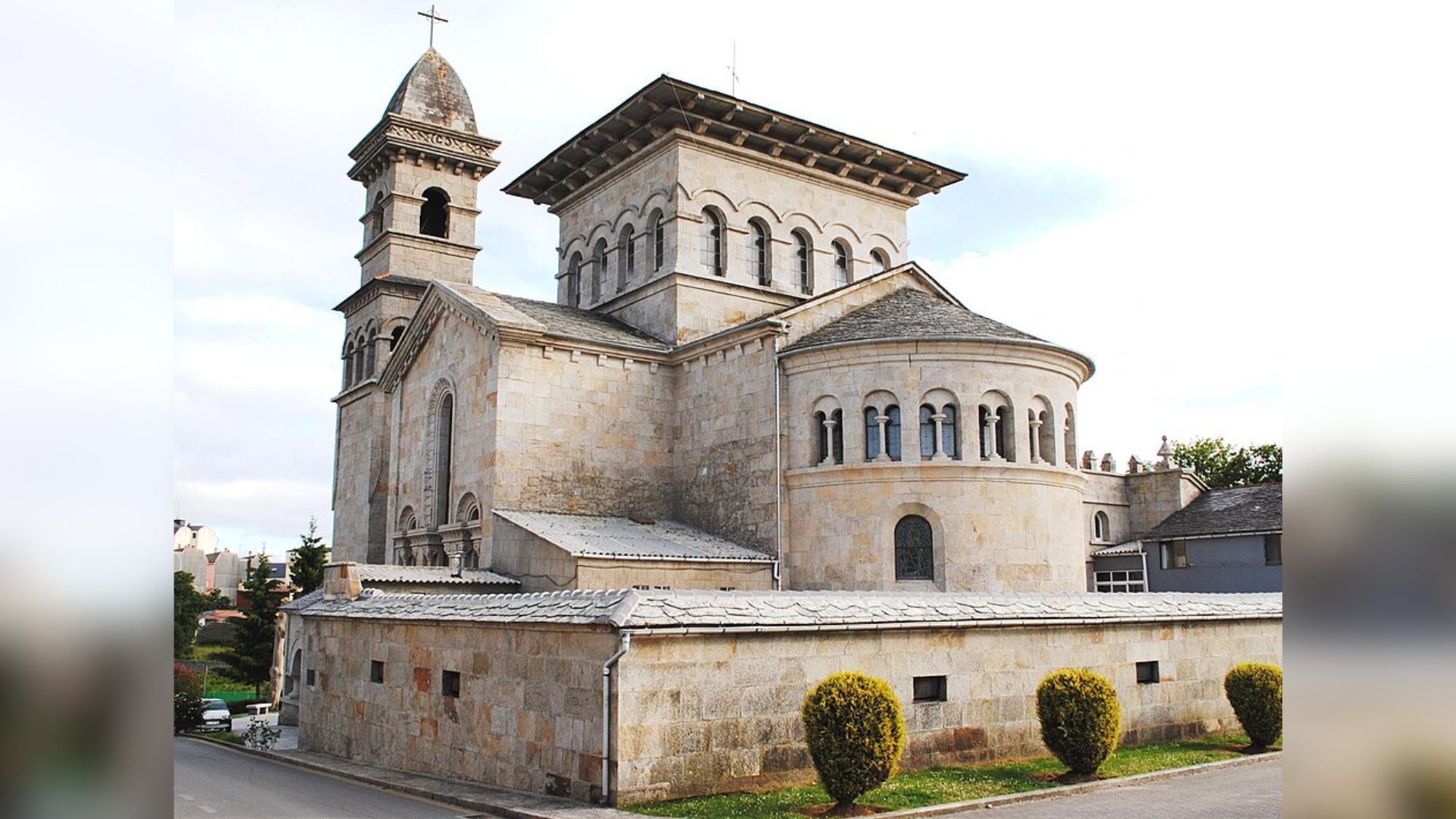 Profanan una iglesia de Lugo, esparcen las hostias consagradas por la plaza del pueblo y roban el copón de plata