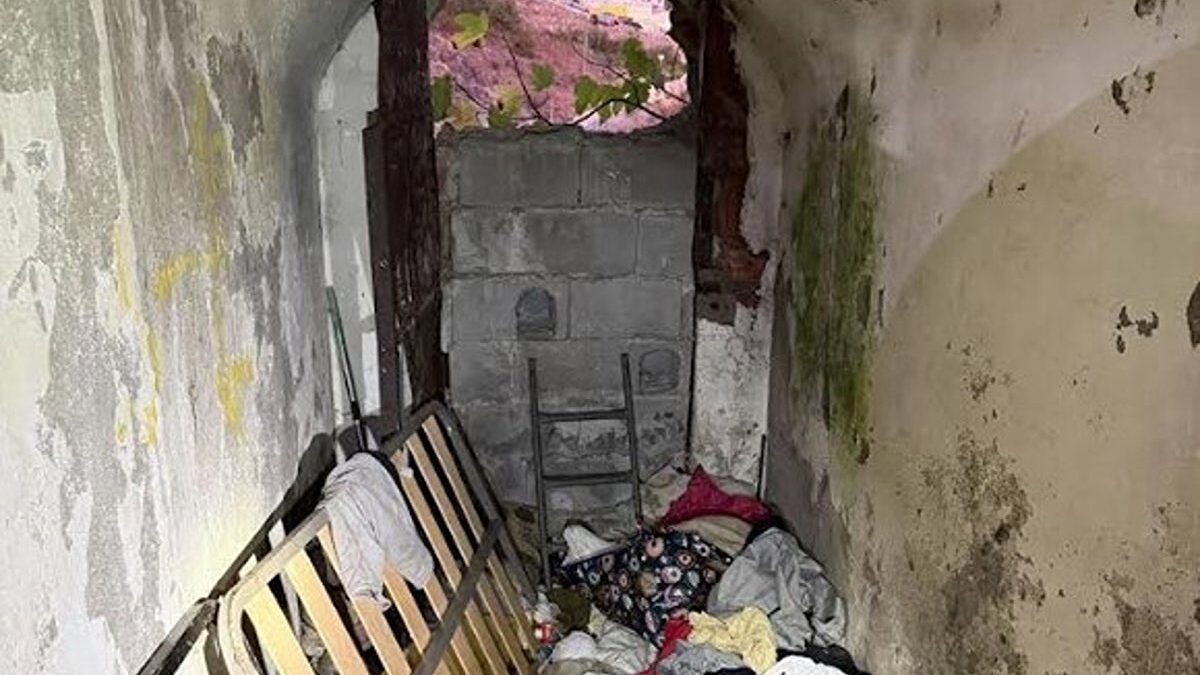 Los bomberos descubren un refugio de inmigrantes en túneles militares subterráneos de Ceuta