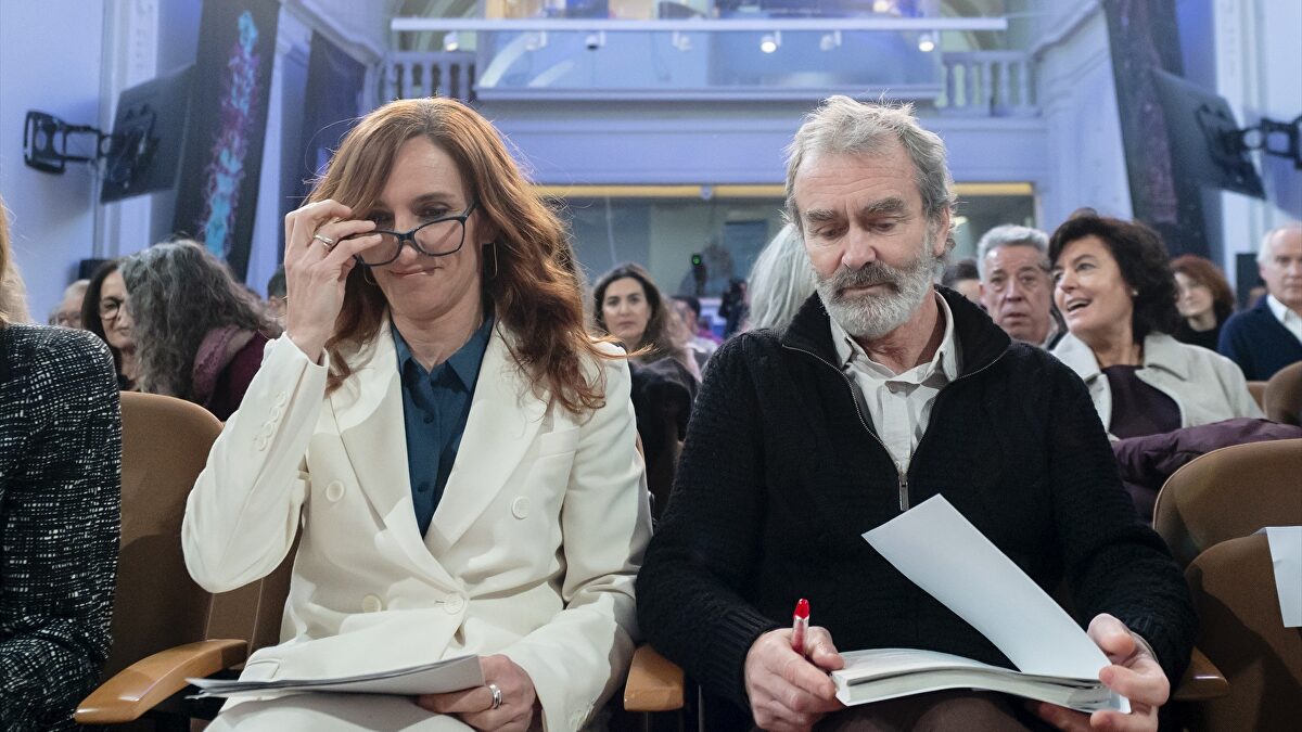 El fuego amigo que deja retratada a Mónica García: Fernando Simón relaciona el aumento de tuberculosis con inmigración