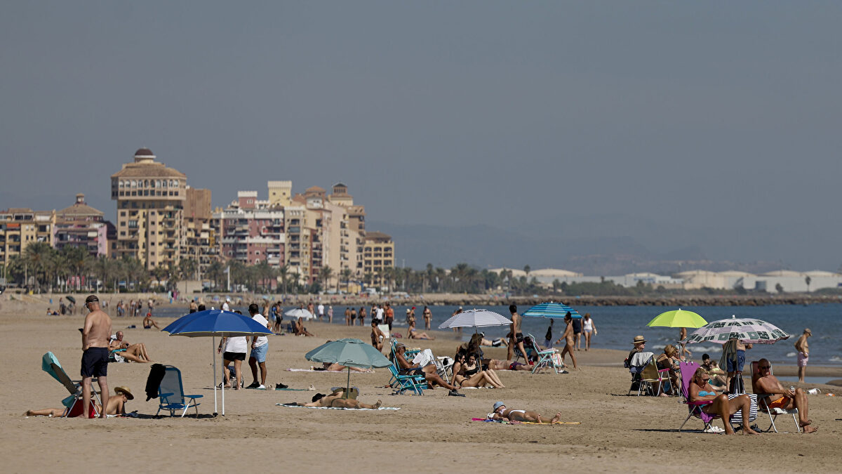 Tiempo estable y cielos despejados con alertas por calor en media España