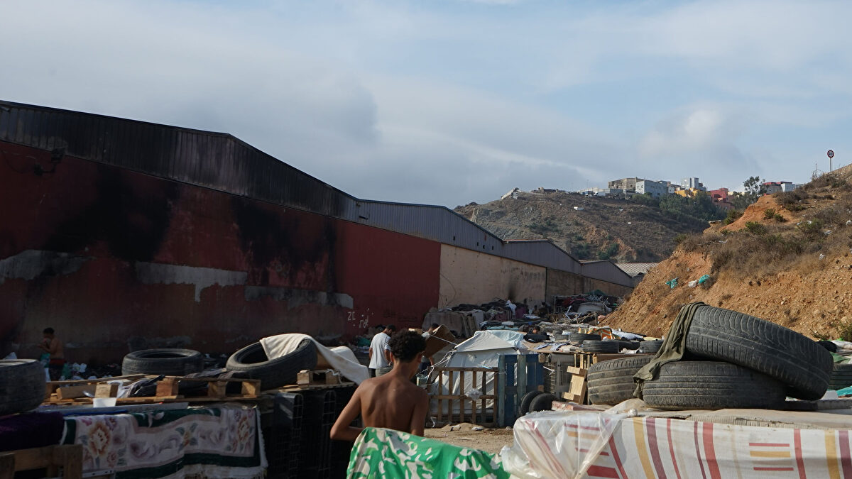 Decenas de inmigrantes asentados en la playa huyen y se esconden en el monte ante el traslado policial