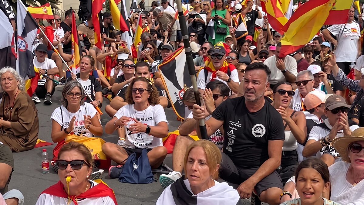 Unas 600 personas marchan hasta El Tarajal para exigir el refuerzo de la frontera de Ceuta