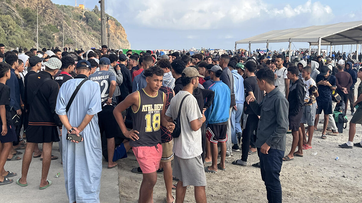 La Policía traslada a cientos de inmigrantes desde la playa de Benítez al Guano para proteger la desaladora de Ceuta