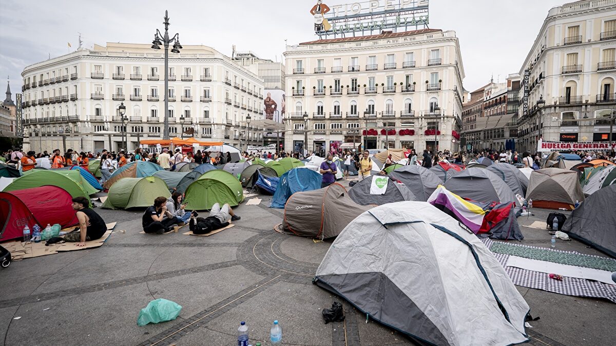 El Gobierno fomenta la morosidad y la okupación