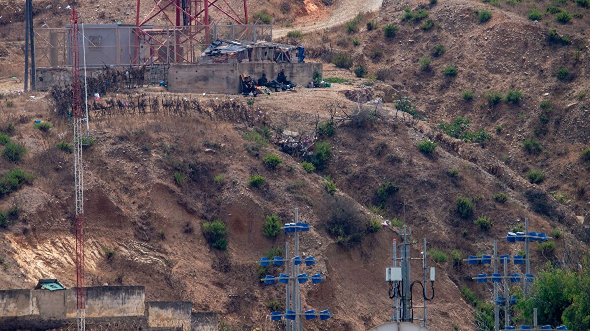 Un conductor entra en Ceuta a gran velocidad por la frontera del Tarajal y logra huir