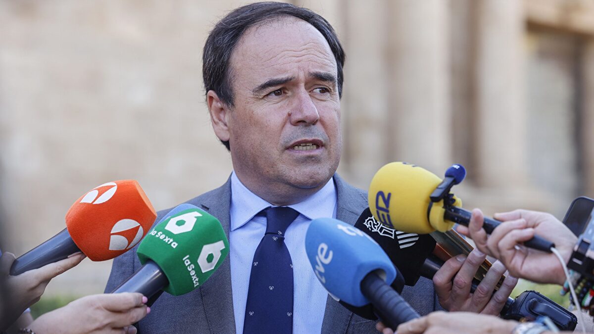 Pérez Llorca ve a Pedro Sánchez a la deriva y más centrado en resistir que en gobernar