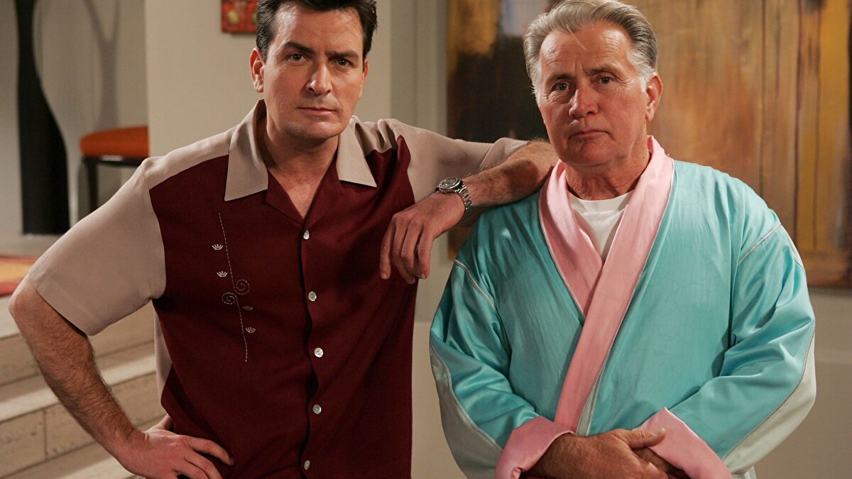 Charlie Sheen y su padre Martin parodiarán su vida real en una serie ...