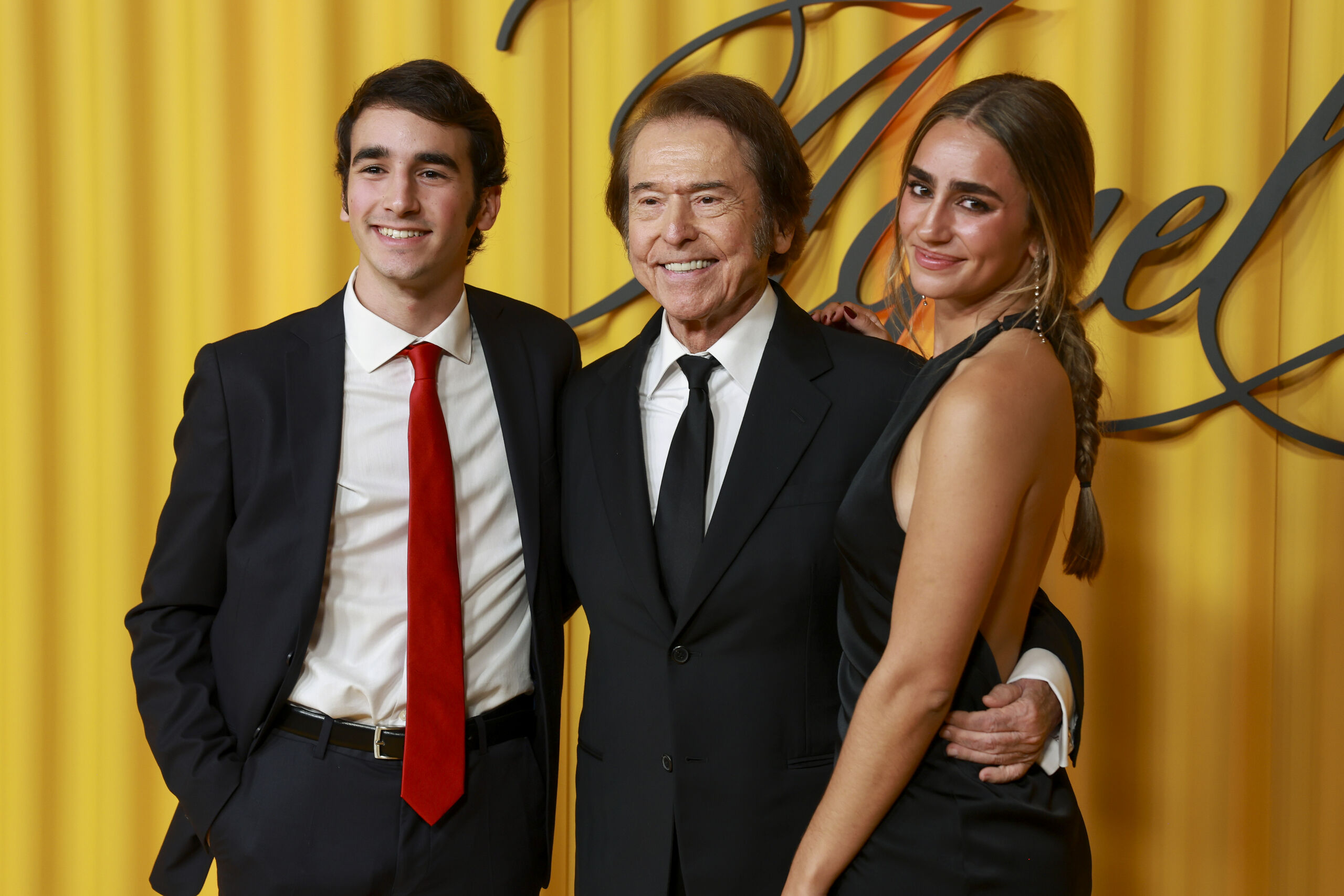 Raphael, arropado por su familia y rostros conocidos en el estreno de ...