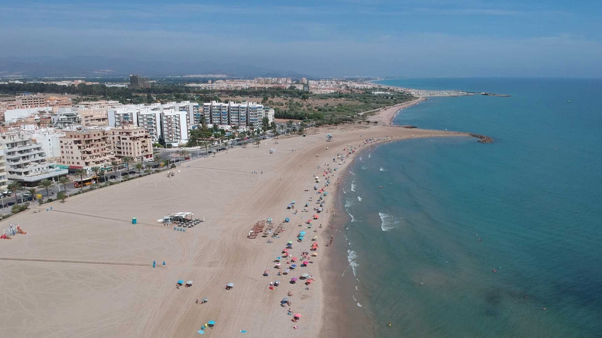 Hallan un cadáver sin cabeza, manos ni pies flotando en la costa de Sagunto