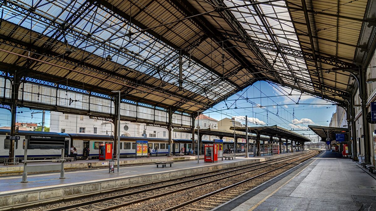 Renfe suspende los trenes entre Cataluña y la Comunidad Valenciana por el aviso rojo