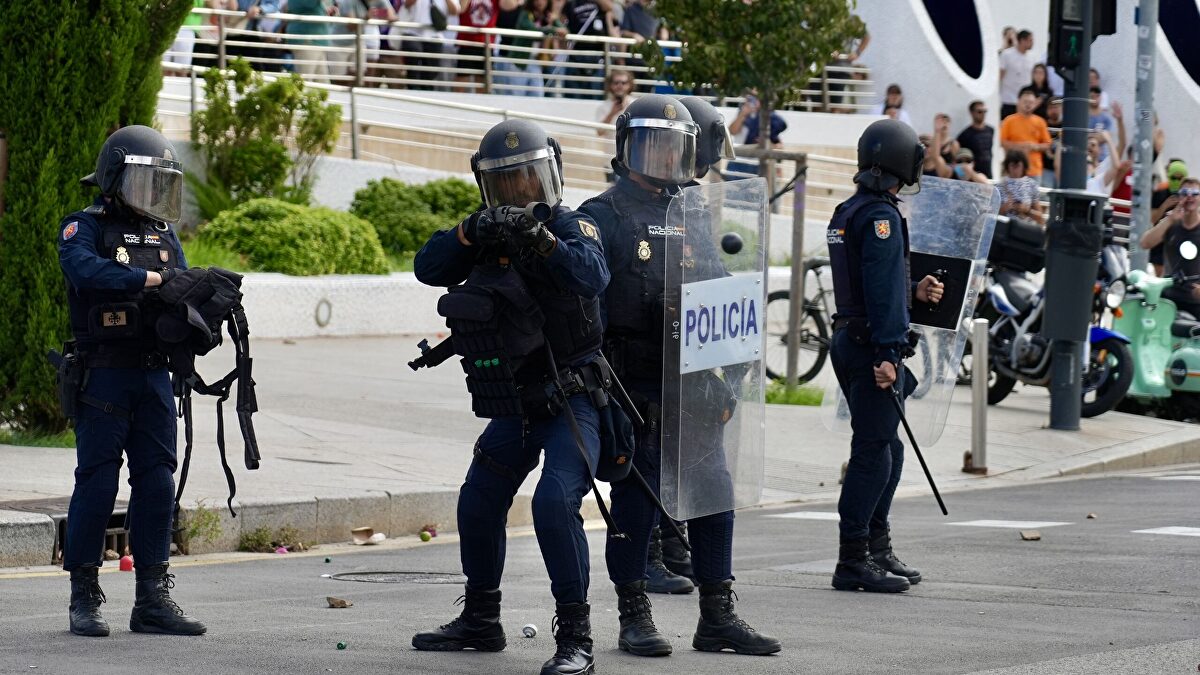 Nueve policías heridos y cinco detenidos tras los altercados después de la manifestación por la vivienda en Valencia