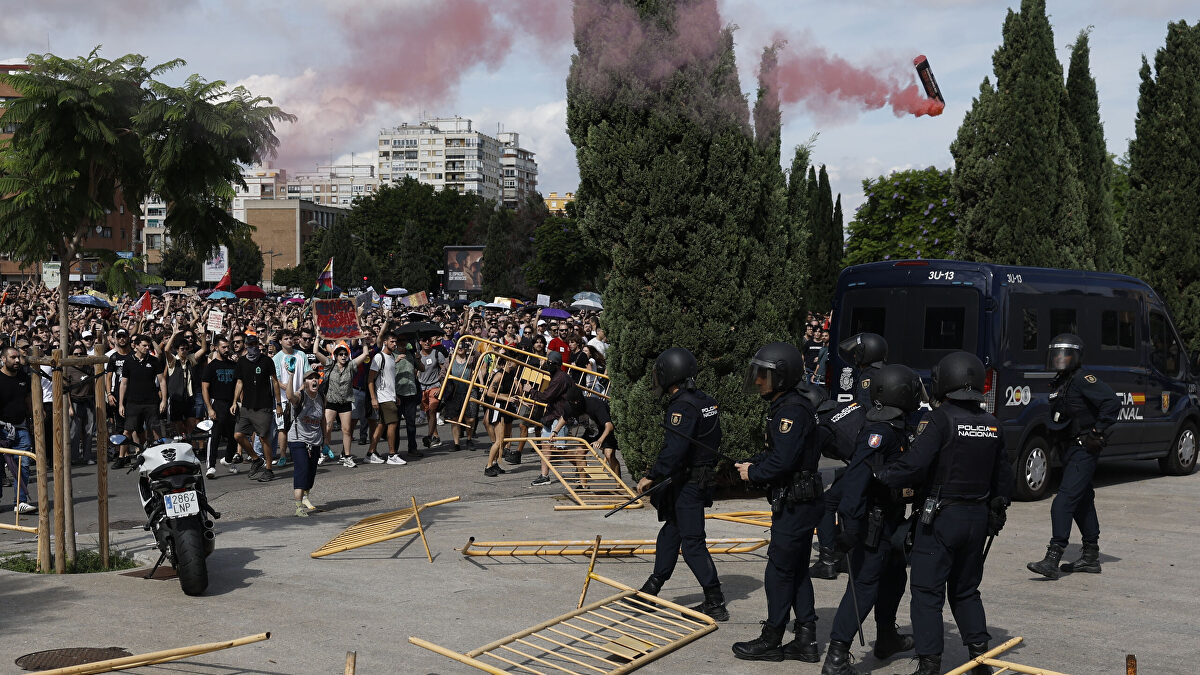Policías dicen que el Gobierno los dejó  a los pies de los caballos  en Valencia por  decisión política 