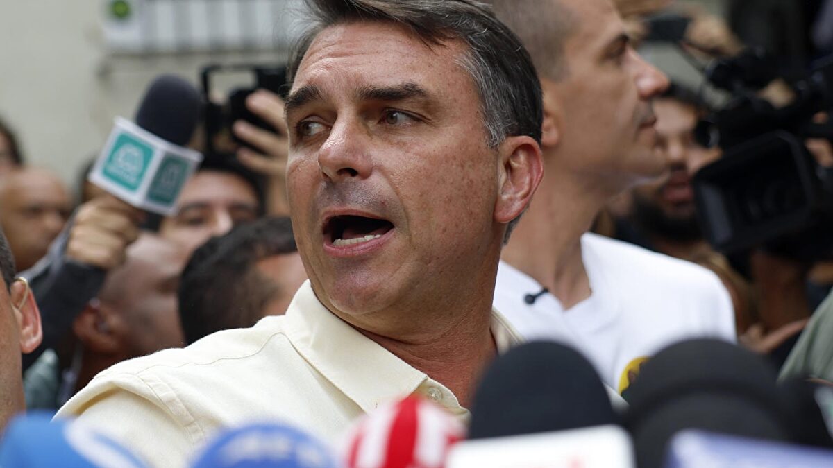Flávio Bolsonaro huye de Brasil en avión privado