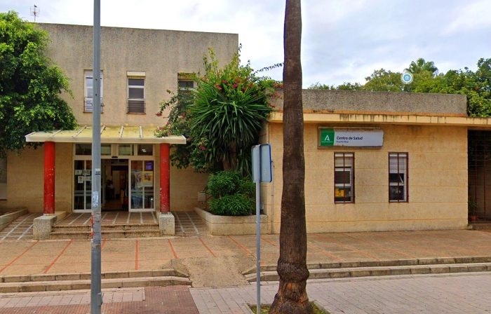 Un hombre entra con dos cuchillos en un centro de salud de Cádiz y amenaza a dos médicos