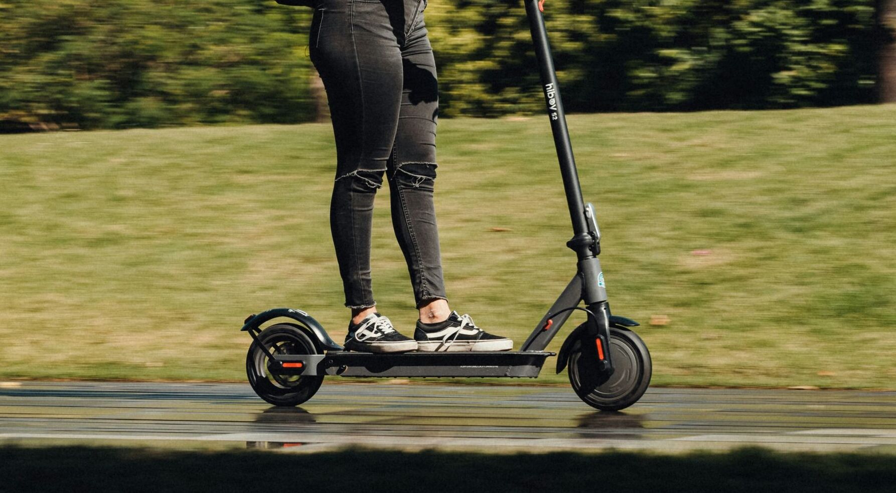 Muere una menor de 17 años al caer de un patinete eléctrico en Málaga