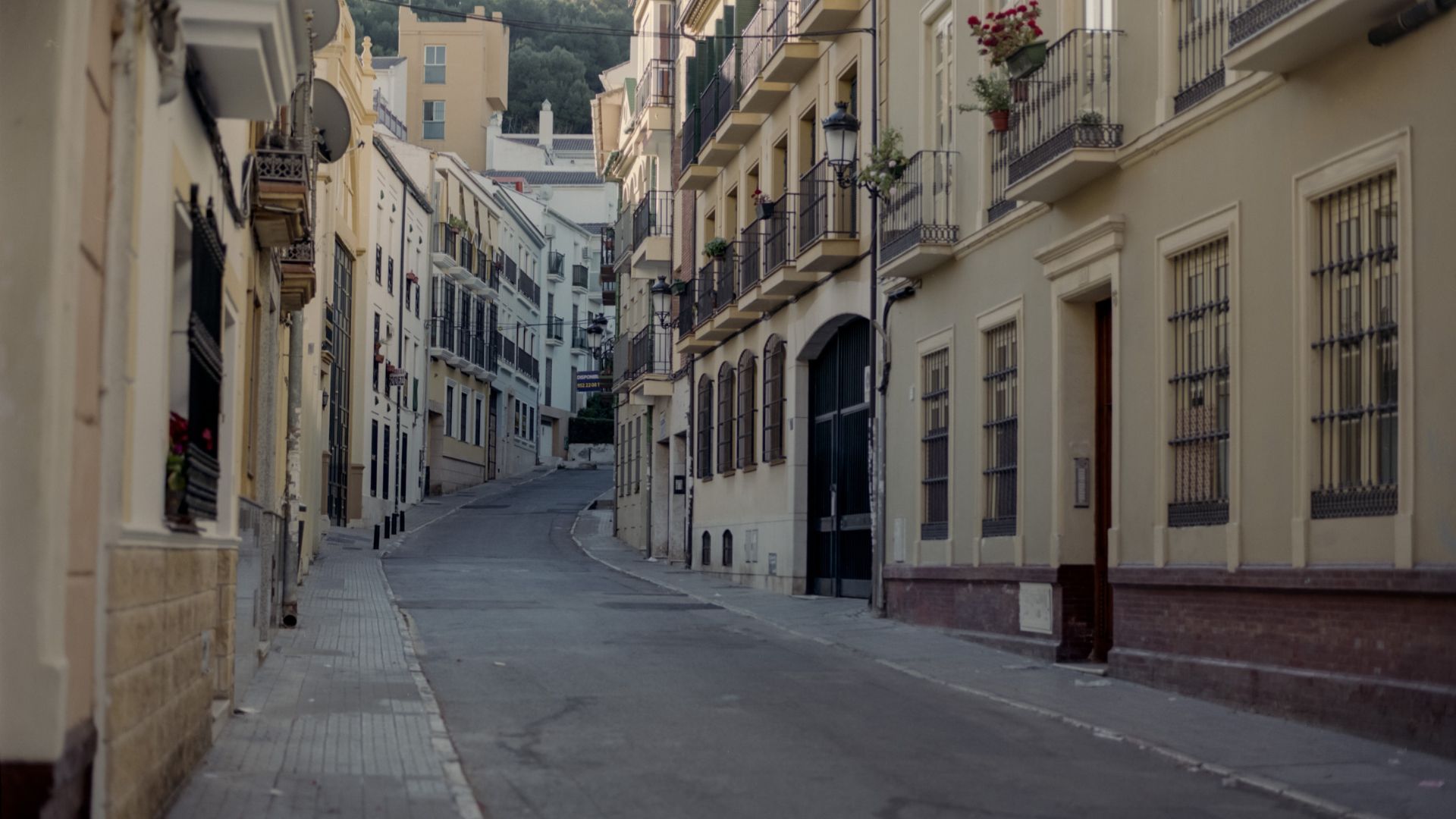 Un hombre clava unas tijeras en la espalda a un menor de 16 años a la salida de un instituto de Málaga