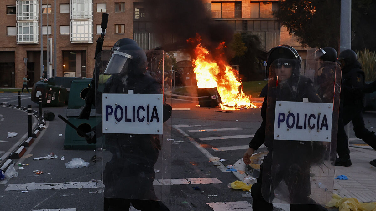 Tres detenidos y cuatro agentes heridos en los ataques al acto de Vito Quiles en Pamplona