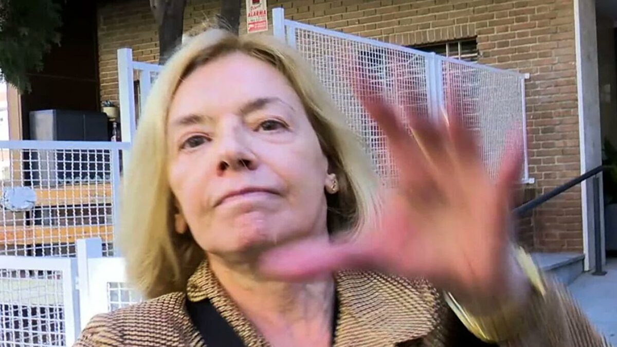 Mónica Medina, la ex okupa de Emilio Gutiérrez Caba, agrede e insulta a la prensa durante el desalojo
