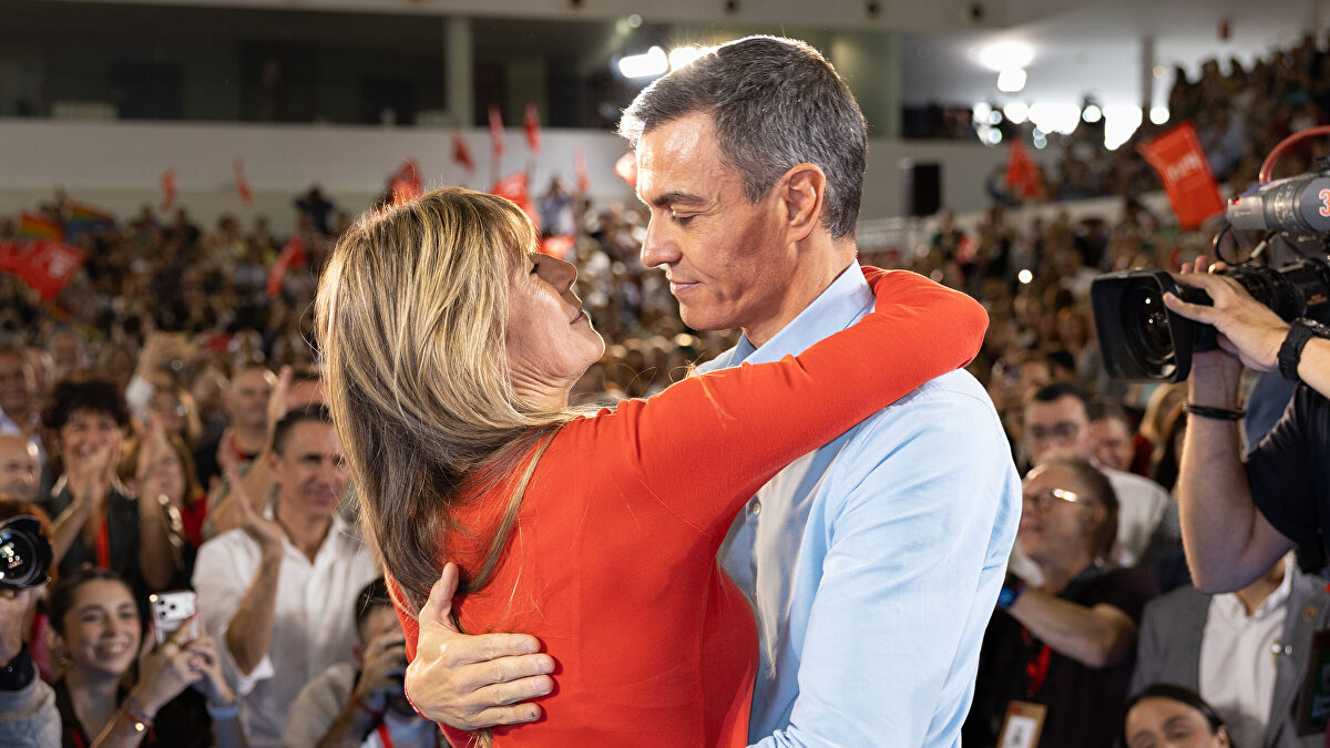 La baza de Begoña: Sánchez tira de besos y abrazos para tapar el incendio de Mínguez