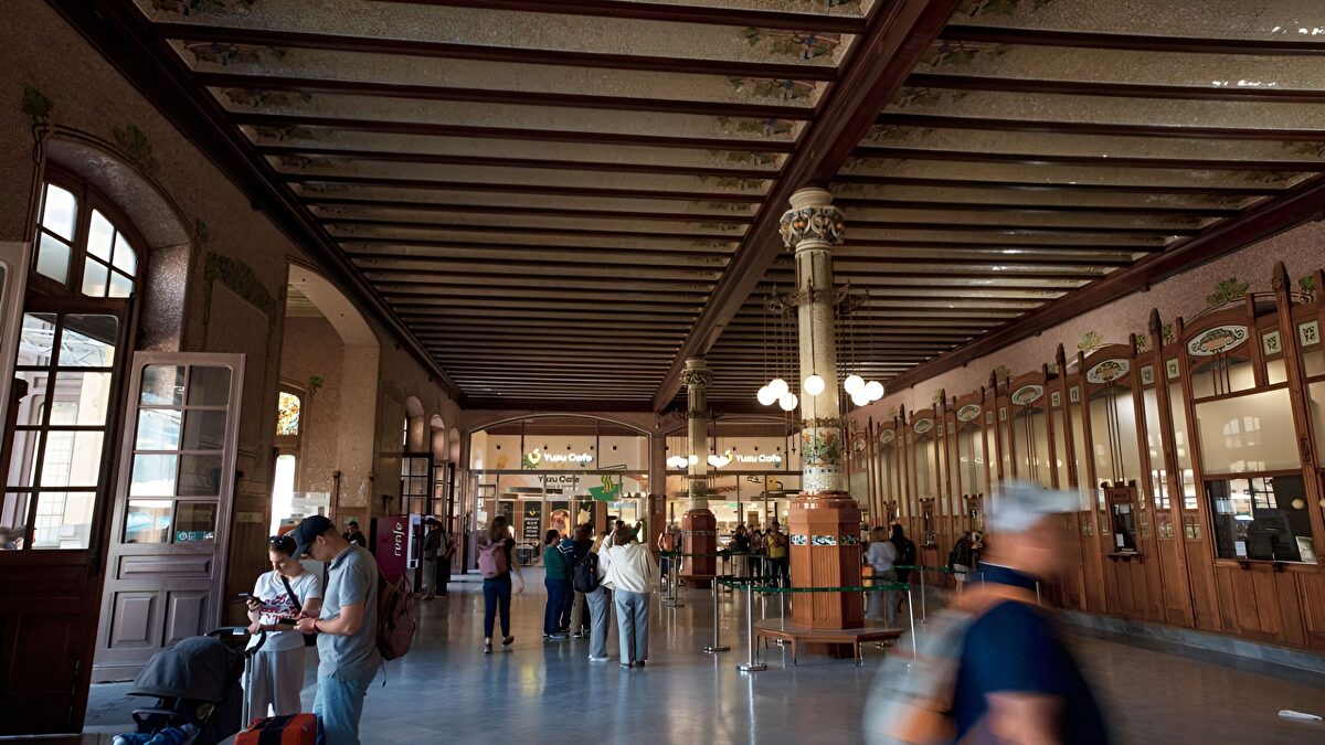 Miles de viajeros atrapados en Valencia por la DANA y el enfrentamiento entre Renfe y Semaf