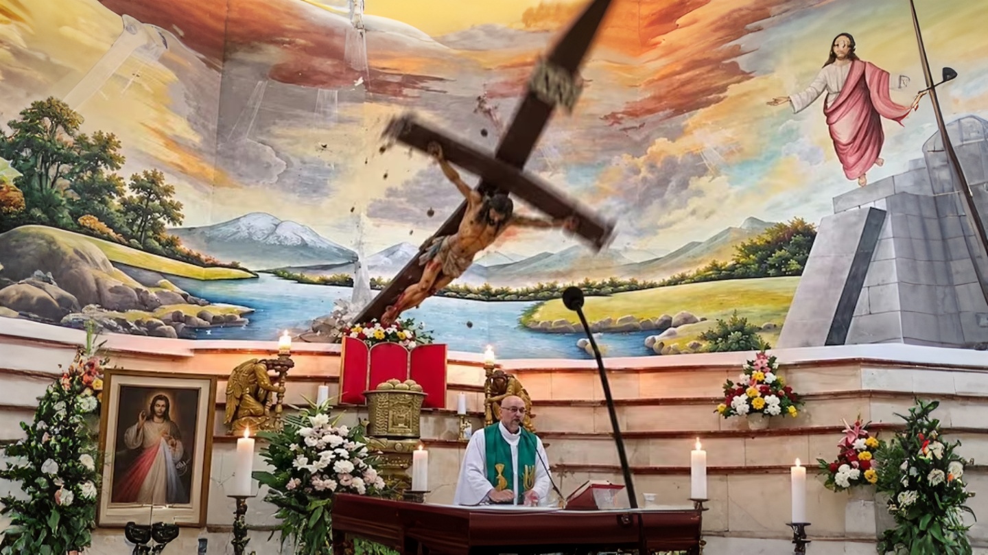 Muere un sacerdote en plena misa en Ecuador al caerle encima una enorme cruz de madera