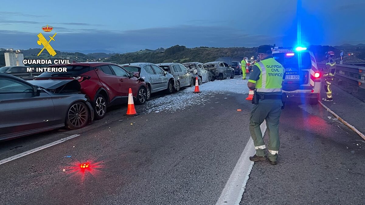 Un choque múltiple de doce vehículos corta la autovía A-8 a su paso por Gijón