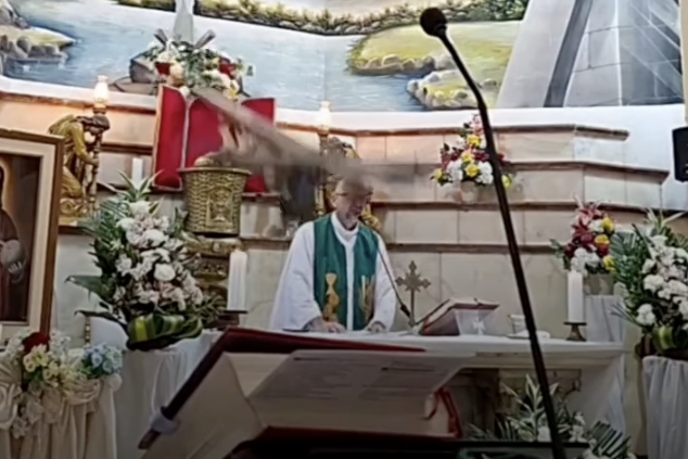 Muere un sacerdote en Ecuador tras caerle encima una cruz de madera mientras oficiaba misa