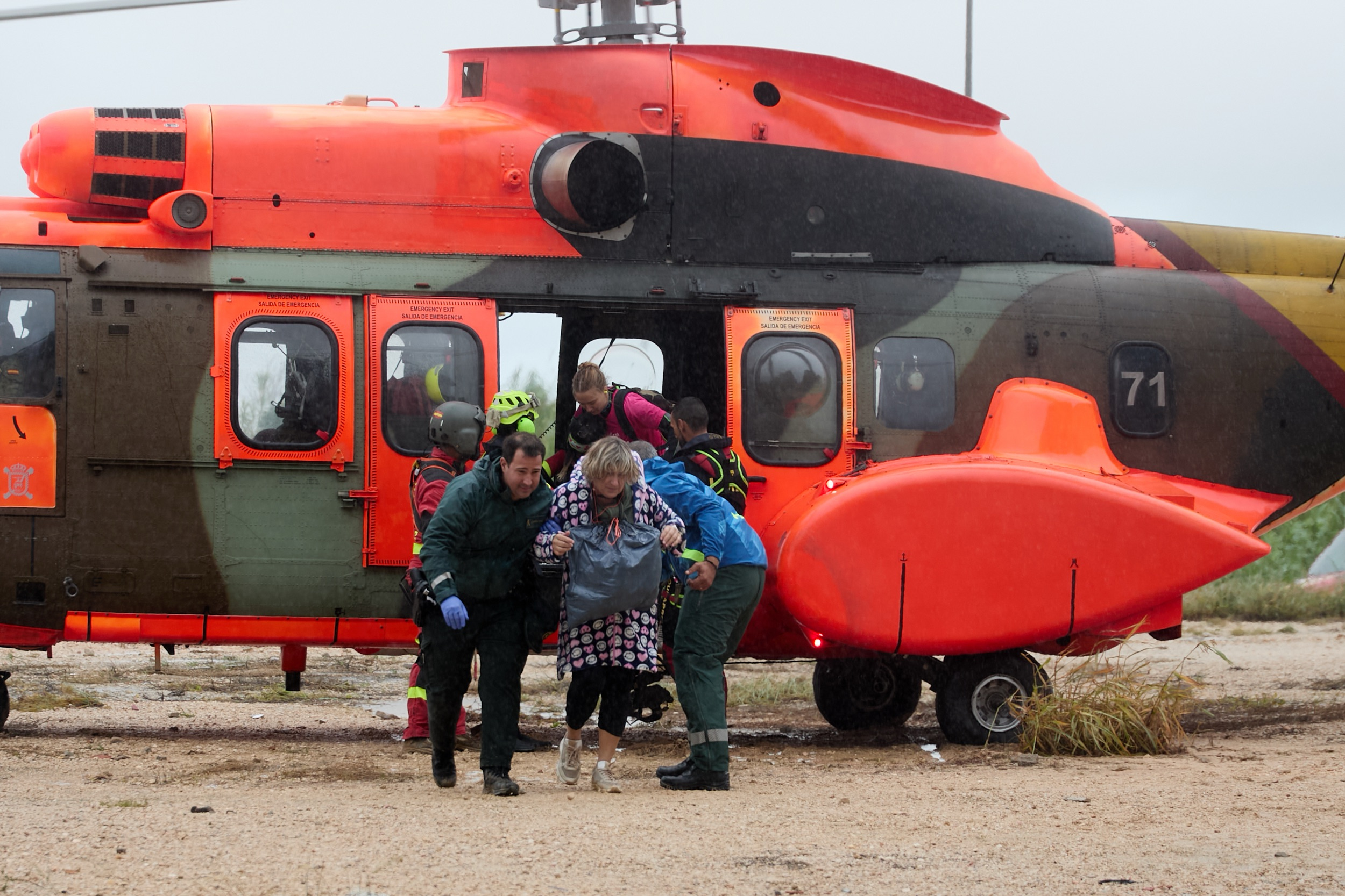La Unidad Militar de Emergencias halla a una anciana muerta en Oliva tras el paso de la dana