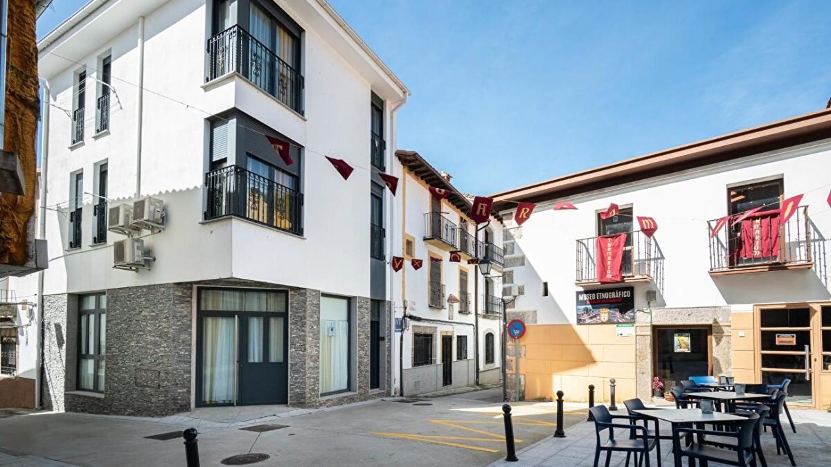 Fin a la pesadilla de unos propietarios en Baños de Montemayor: los okupas se van en un taxi pagado por el ayuntamiento