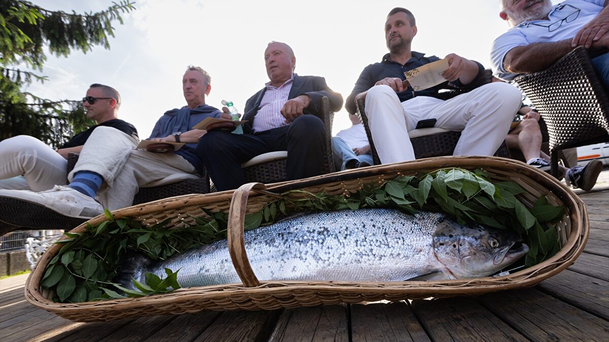 Asturias no quiere que Sánchez decida sobre sus salmones tras el caos del lobo