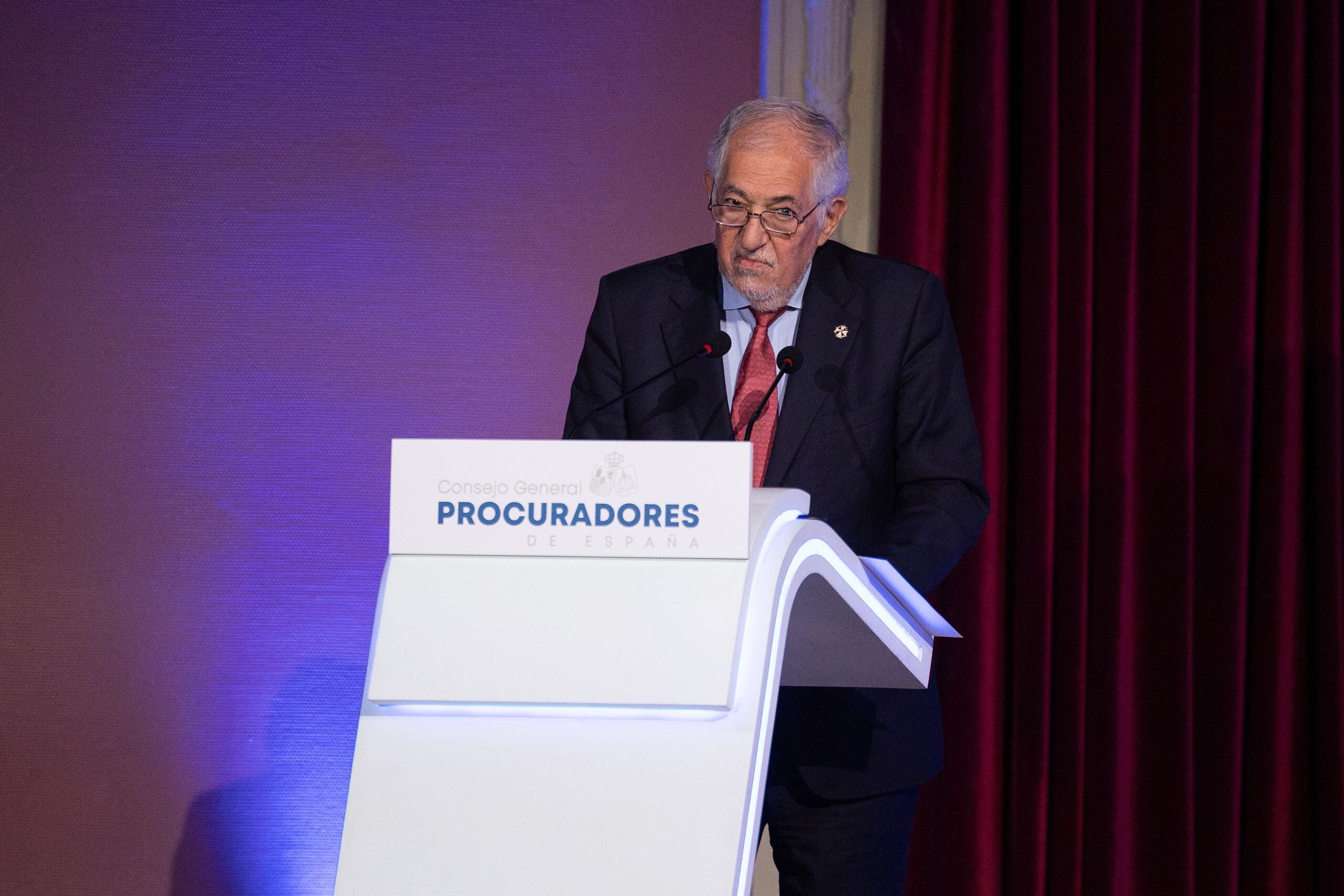 El Tribunal Constitucional mantiene la suspensión de la Ley de Nietos tras tumbar el recurso del Defensor del Pueblo