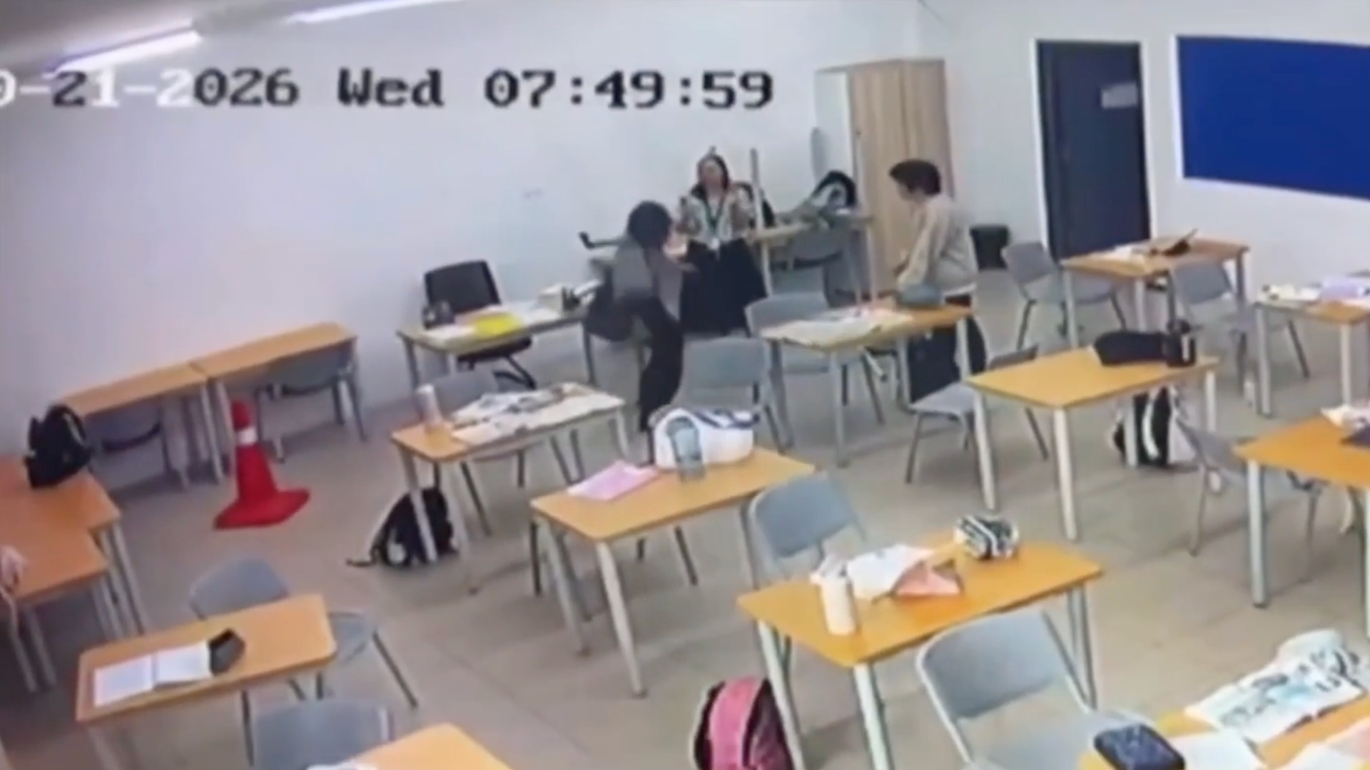 Un alumno de 16 años ataca con un hacha a una profesora en plena clase y retransmite la agresión por Facebook
