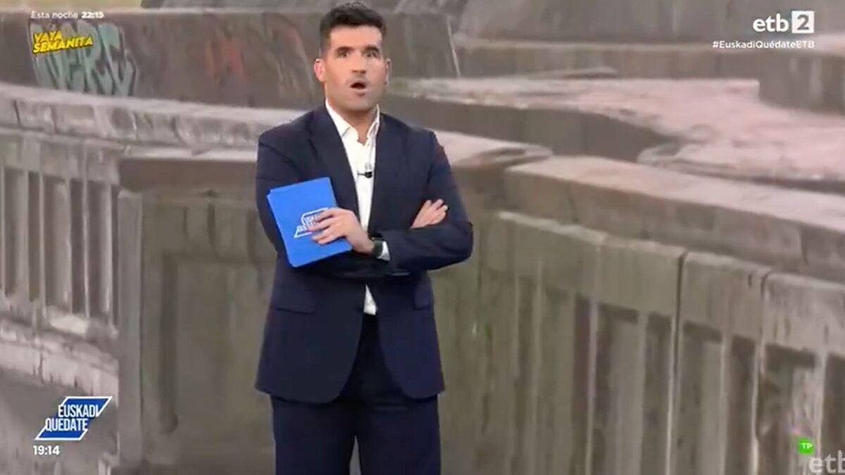 Una ola se lleva a un reportero de la ETB en pleno directo