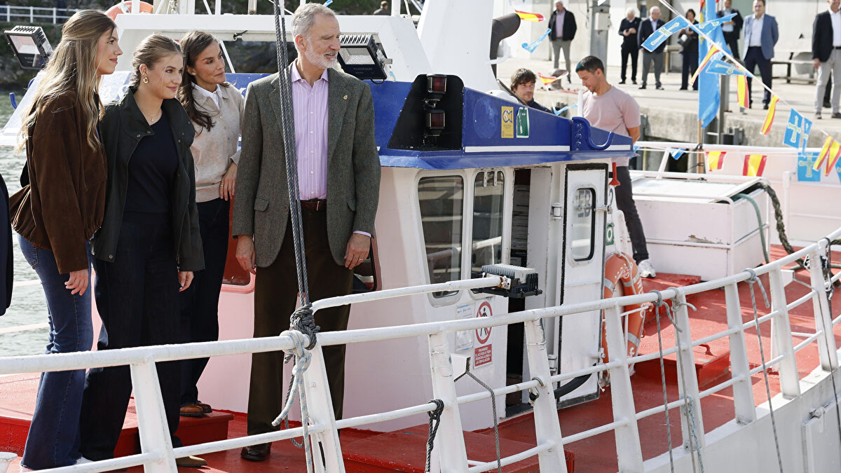 La aparatosa caída de la reina Letizia al salir de un barco pesquero en Llanes