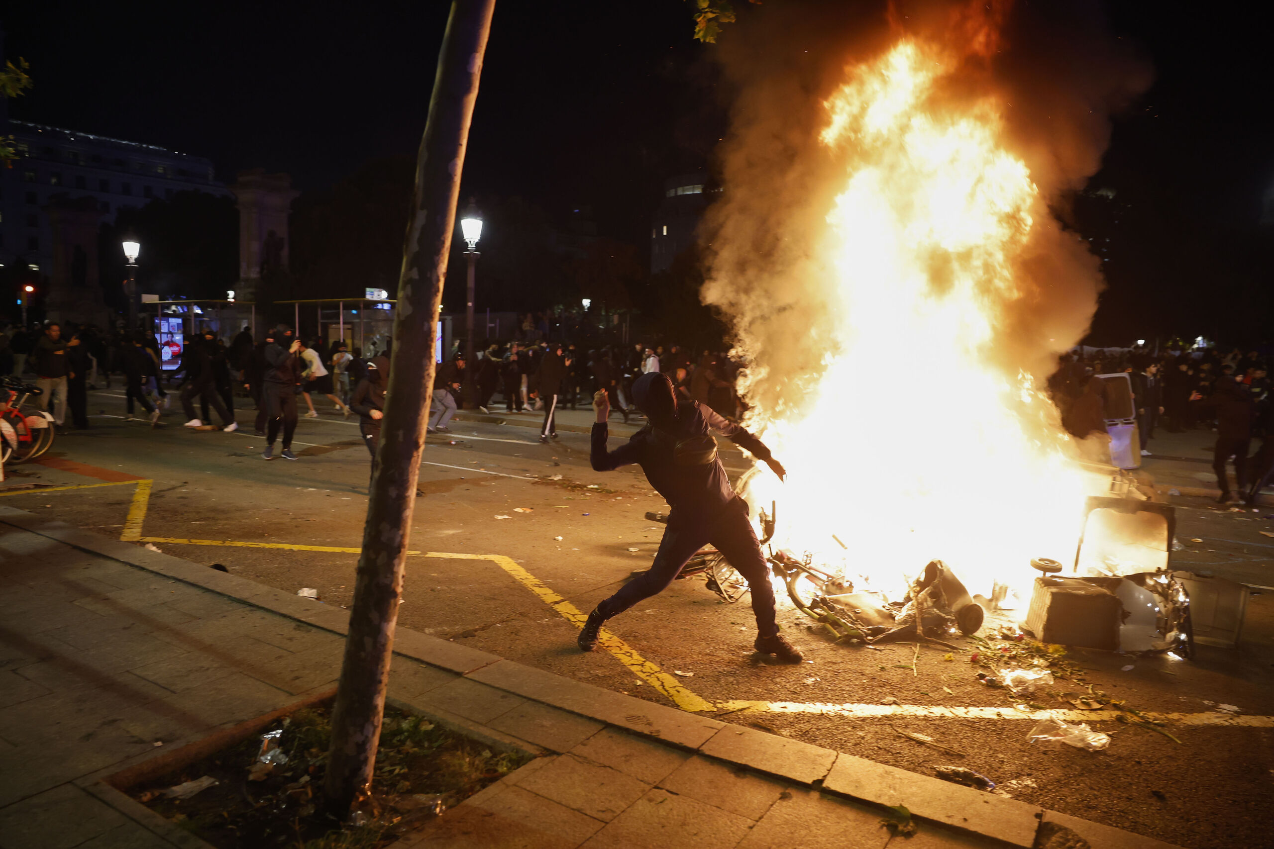 La violencia de las protestas de Francia salta a Barcelona: barricadas en llamas y destrozos