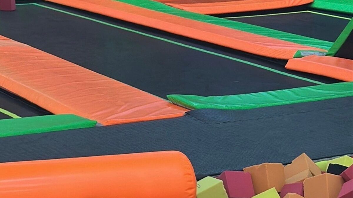 Un niño de 8 años herido grave tras electrocutarse en unas camas elásticas en Consuegra
