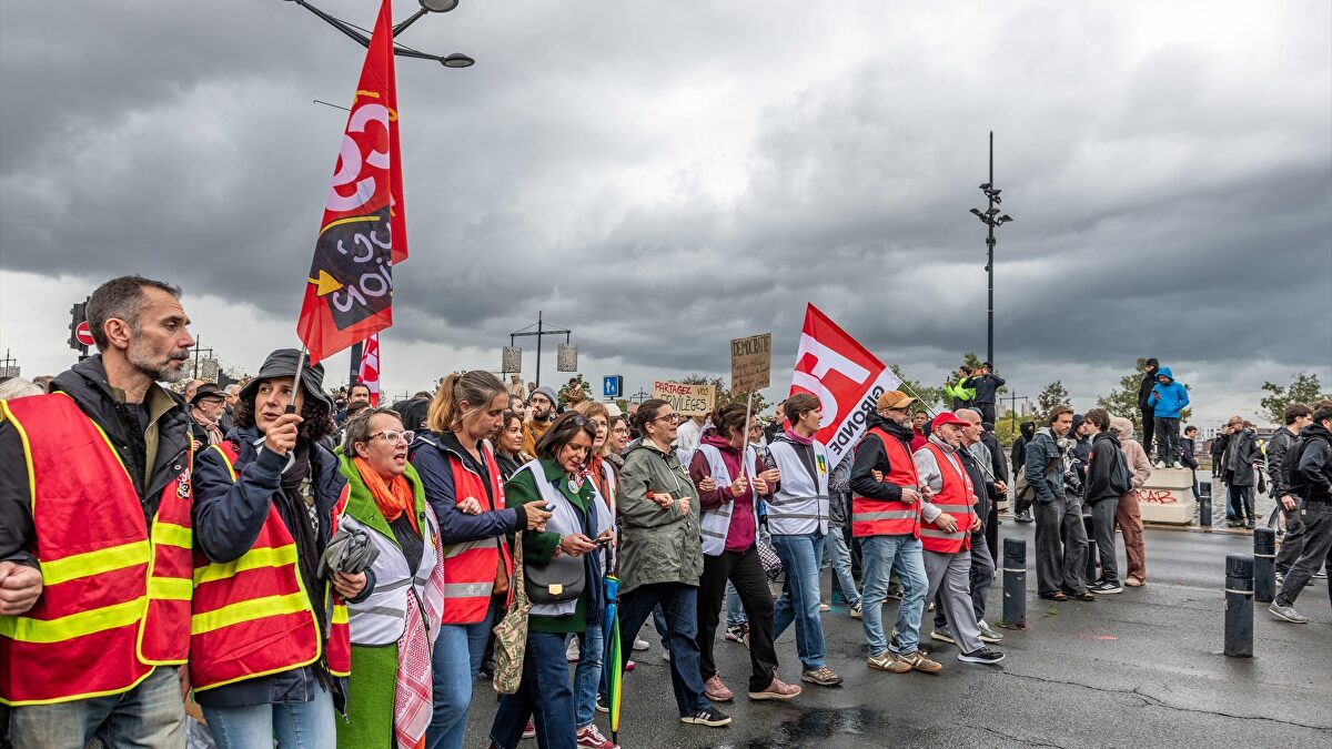 Francia detiene 27 en protestas de Halloween