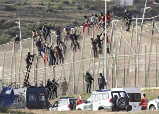 valla-melilla-asalto-violento-inmigrantes-151014.jpg