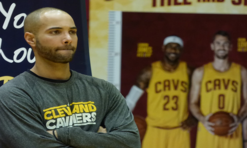 Fernández, junto a una imagen de LeBron James y Kevin Love. | Foto John Vázquez