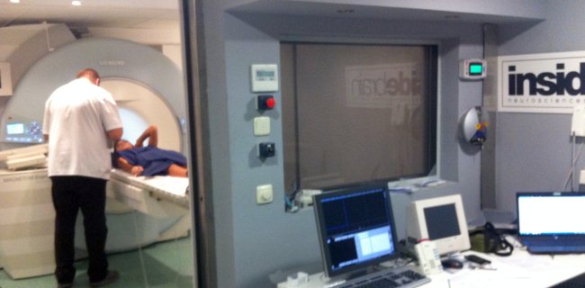 Un voluntario siendo sometido a una resonancia magnética funcional