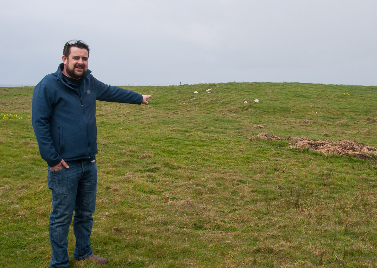 John Treacy señala el lugar en el que cree que los españoles fueron enterrados | C.Jordá