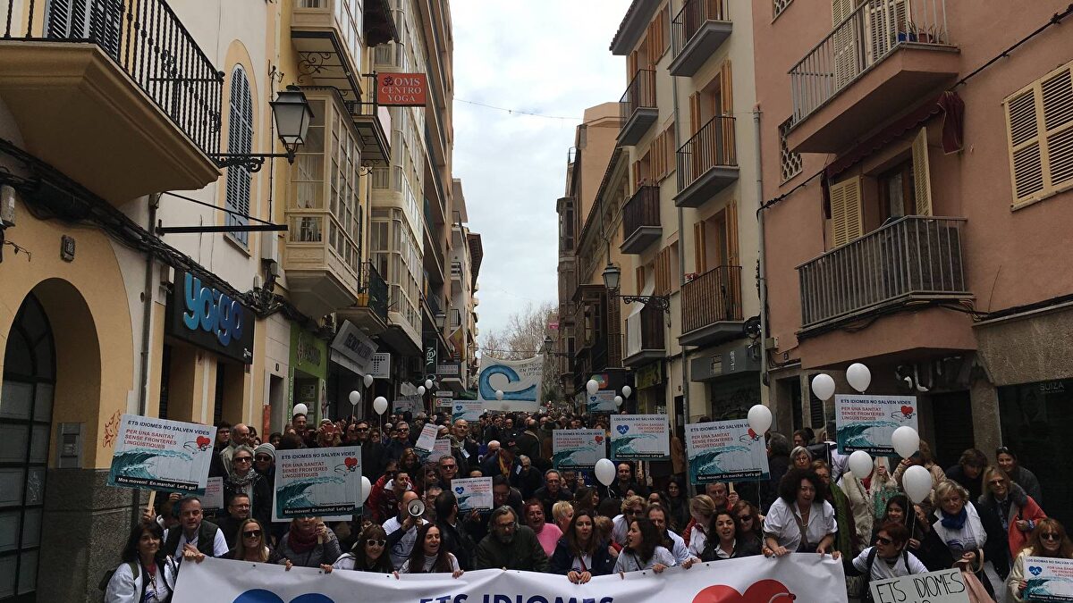 Miles de personas protestan en Palma por la exigencia del catalán ...